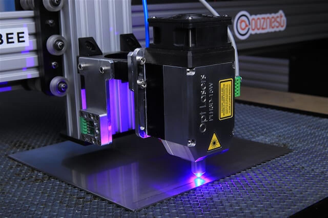 Kantpresse: En essentiel maskine i metalbearbejdning