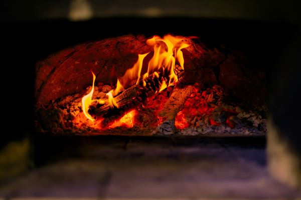 Bliv klogere på fordelene ved en brændeovn i dit hjem